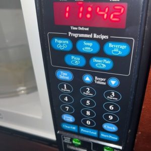 Microwave Oven 18-13/100 in. 0.7 cf 700W Microfridge Oven Black 2 Front Plugins