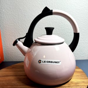 LE CREUSET  SHELL PINK TEA KETTLES 1.6 QT ENAMELED STEEL (NEW IN BOX)