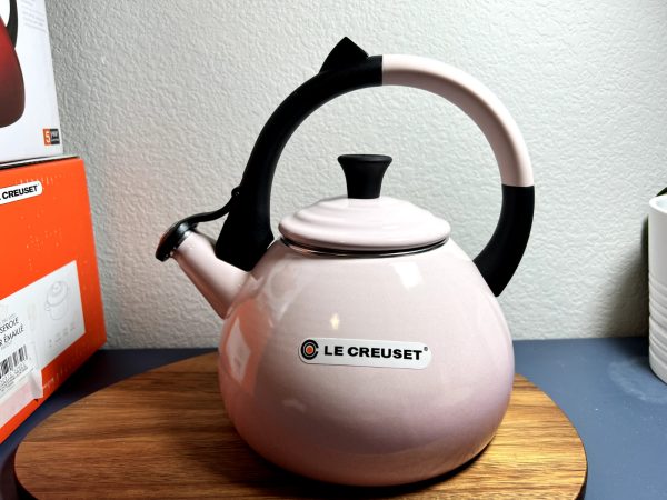 LE CREUSET  SHELL PINK TEA KETTLES 1.6 QT ENAMELED STEEL (NEW IN BOX)