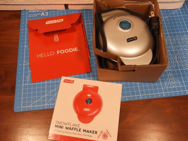 Dash Mini Snowflake Winter Waffle Maker Compact 4” Non-Stick NEW IN BOX Complete