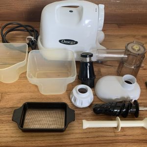 Omega Fruit & Vegetable Juicer Slow Masticating Extractor Model 8006 W/Extras!