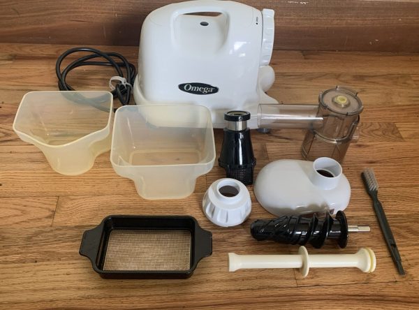 Omega Fruit & Vegetable Juicer Slow Masticating Extractor Model 8006 W/Extras!